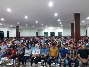 Penonton yang membludak diluar dan dalam aula Rindam Jaya, Condet, Jakarta Timur, nobar film G 30 S/PKI