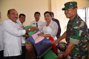 Kepala Bakamla RI Laksdya TNI Ari Soedewo memberikan bantuan kepada pengungsi dampak Gunung Agung, Karangasem, Bali, Sabtu (30/09). Foto: dok Bakamla RI
