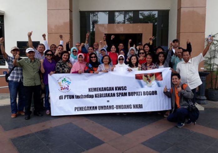 Warga KWSC merayakan kemenangan atas putusan PTUN