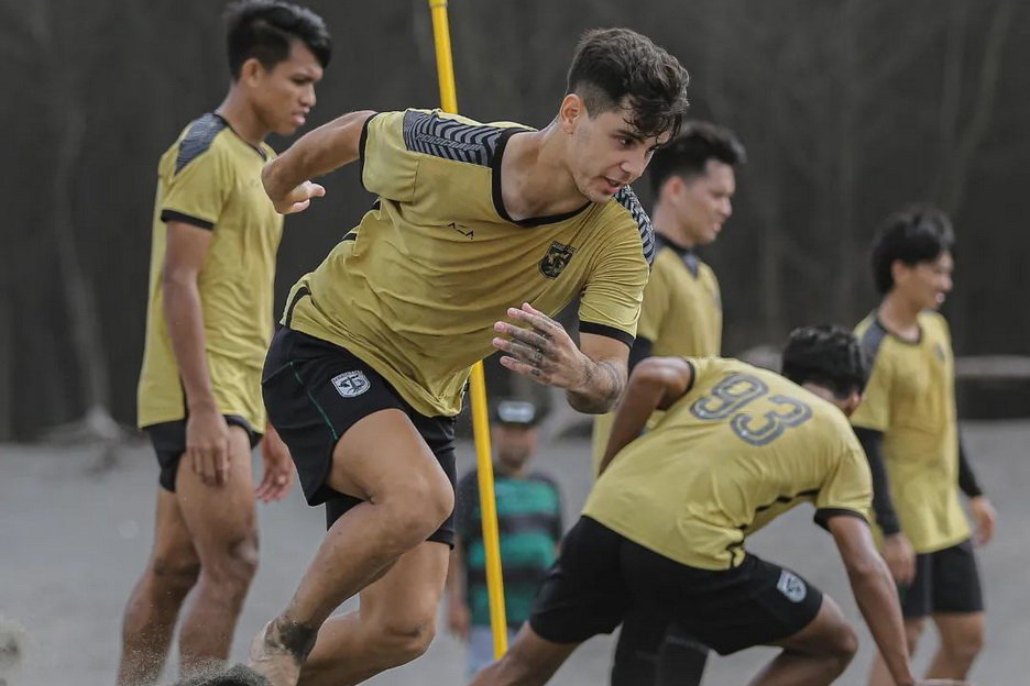 Bruno Moreira (Instagram @officialpersebaya) 00