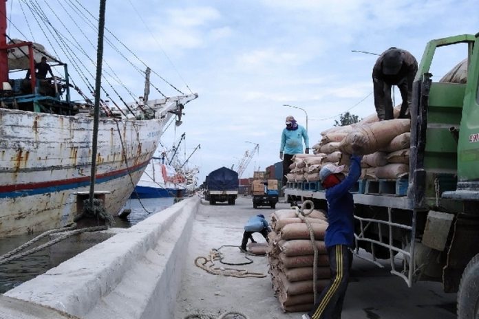 Aktivitas TKBM Pelabuhan (BeritaTrans.com - Aksi.id - Ahmad)