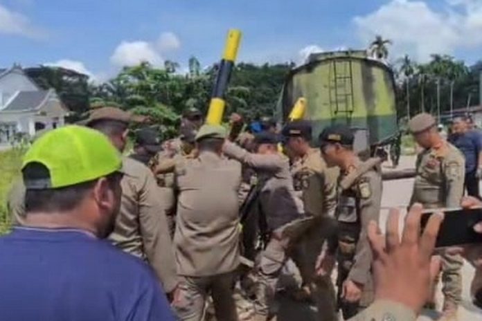 Satpol PP bongkar portal di Jalan PU Lama Dumai 05